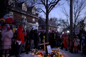 明尼阿波利斯移民执法局（ICE）致命枪击案现场附近举行守夜活动