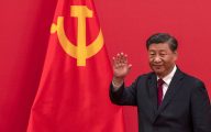 BEIJING, CHINA - OCTOBER 23: General Secretary and Chinese President, Xi Jinping waves as he leaves after speaking at a press event with members of the new Standing Committee of the Political Bureau of the Communist Party of China and  Chinese and Foreign journalists at The Great Hall of People on October 23, 2022 in Beijing, China. (Photo by Kevin Frayer/Getty Images)