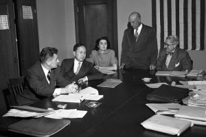 [[File:Hsue-shen Tsien at his deportation hearing.jpg|Hsue-shen_Tsien_at_his_deportation_hearing