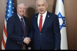 美国共和党参议员林赛·格雷厄姆周日抵达耶路撒冷拜见内塔尼亚胡