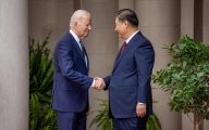 资料照片 President Joe Biden greets President of the People’s Republic of China Xi Jinping, Wednesday, November 15, 2023, at the Filoli Estate in Woodside, California.(Official White House Photo by Carlos Fyfe)