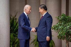 资料照片 President Joe Biden greets President of the People’s Republic of China Xi Jinping, Wednesday, November 15, 2023, at the Filoli Estate in Woodside, California.(Official White House Photo by Carlos Fyfe)