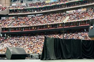 特朗普在 NRG 体育场与印度裔美国人交谈。