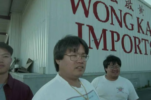 黄约翰（John Wong）与两个兄弟在1983年开办了经营批发和杂货零售的黄凯进口店（Wong Kai Imports）