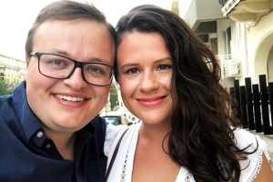 左为戴维·泰勒，右为工党议员乔安妮·里德