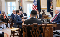 日本经济再生担当大臣赤泽良圣（前左）于2025年4月16日在华盛顿与特朗普举行会谈。（内阁官房网站）