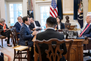 日本经济再生担当大臣赤泽良圣（前左）于2025年4月16日在华盛顿与特朗普举行会谈。（内阁官房网站）