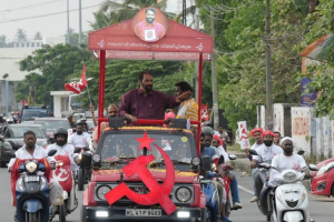 喀拉拉邦教育部长V·西万库蒂在周四的邦选举前进行竞选活动