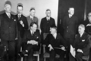1933 年 1 月 30 日，阿道夫·希特勒与他的内阁，当天他担任德国总理。  （Everett Collection / Alamy ）
