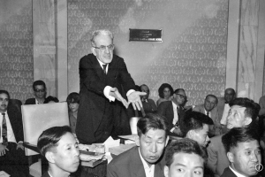 律师索布拉尔·平托在为1964年遭定罪、酷刑和驱逐出巴西的9名中国公民辩护。照片由家属提供