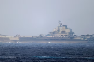 2021年4月4日，中国航母辽宁号驶过冲绳附近的宫古海峡，前往太平洋。中国正逐步展示其军事实力。日本防卫省联合参谋本部