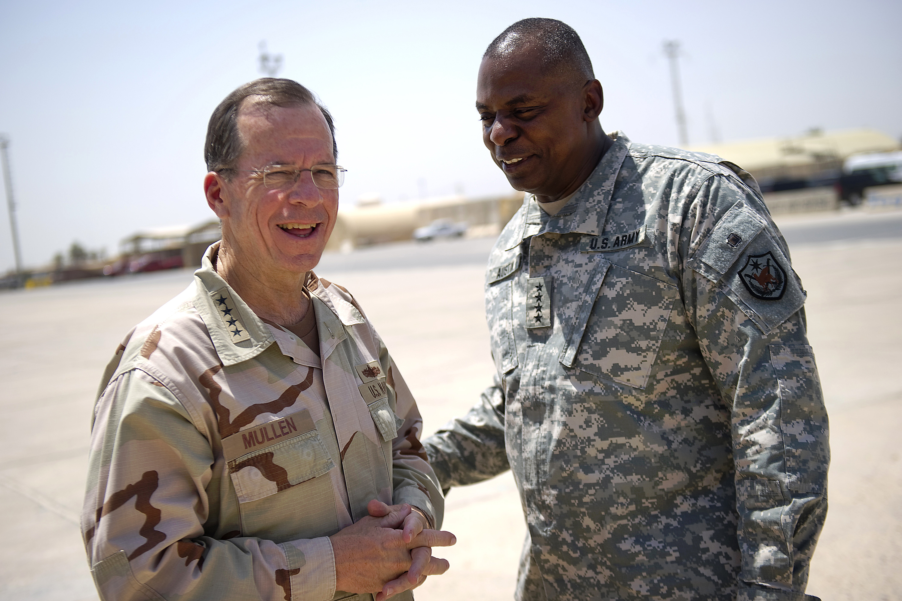 U.S. Army Gen. Lloyd Austin, commander of U.S. Forces-Iraq, bids farewell  to U.S. Navy Adm.