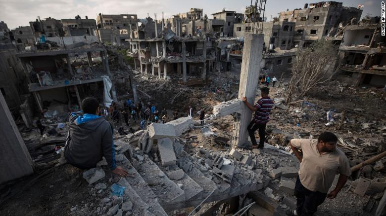 5月14日，星期五，以色列在加沙的贝特哈农镇进行空袭，巴勒斯坦人检查了被毁的建筑物。